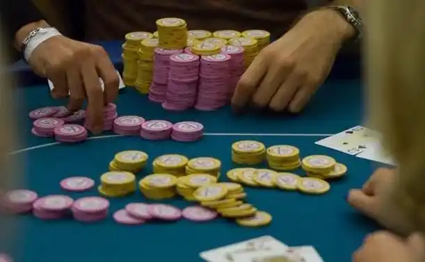 GG德州扑克听牌打法_德州扑克慢打策略_低风险高收益慢打技巧